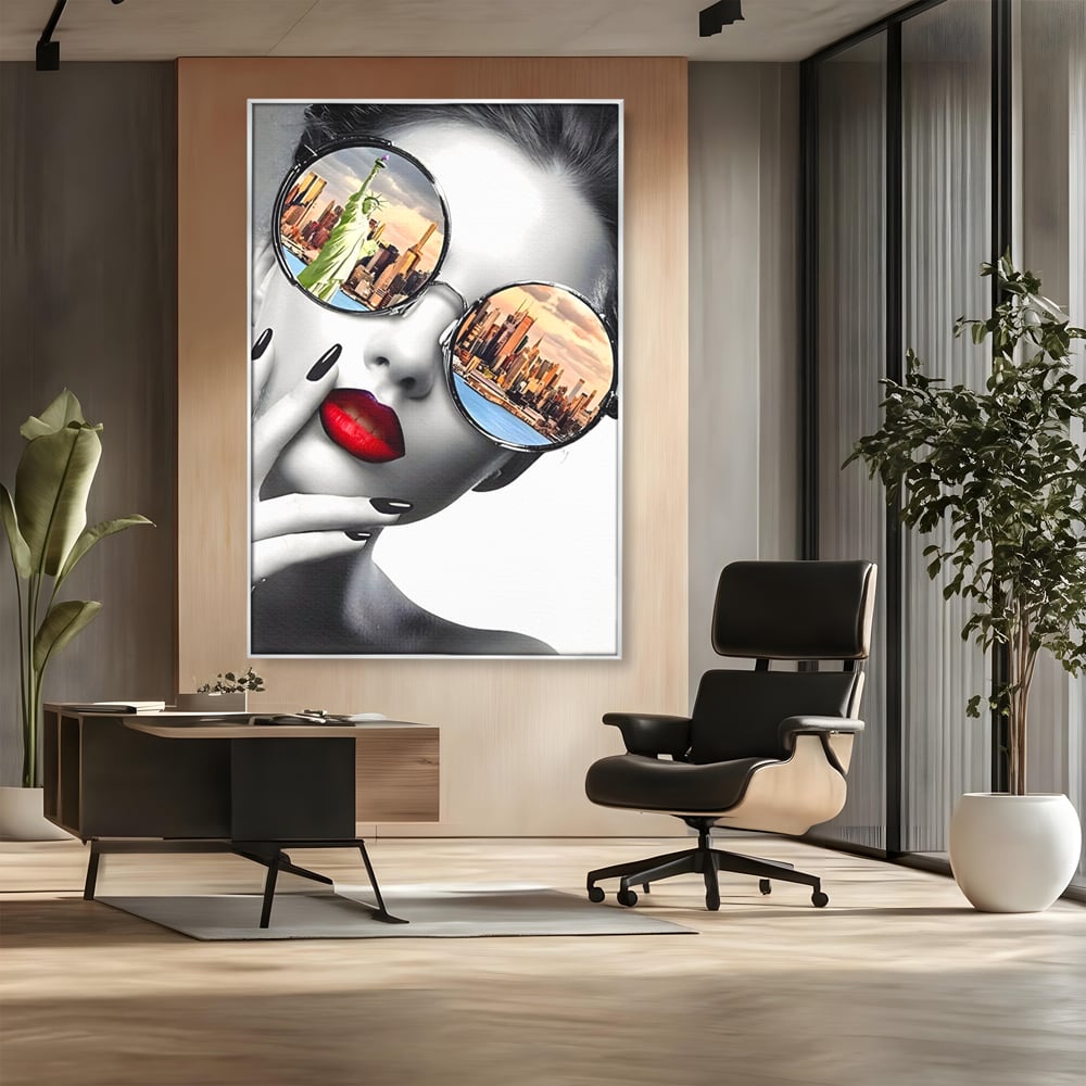 Tablou canvas cu tablou canvas cu portret femeie ochelari, in rama de aluminiu argintiu, pe perete intr-un birou